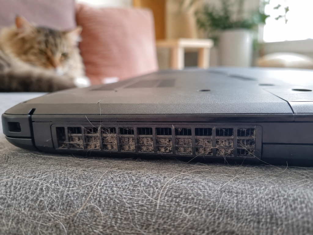 Entrada de ventilação do notebook obstruída por poeira e pelos de animais